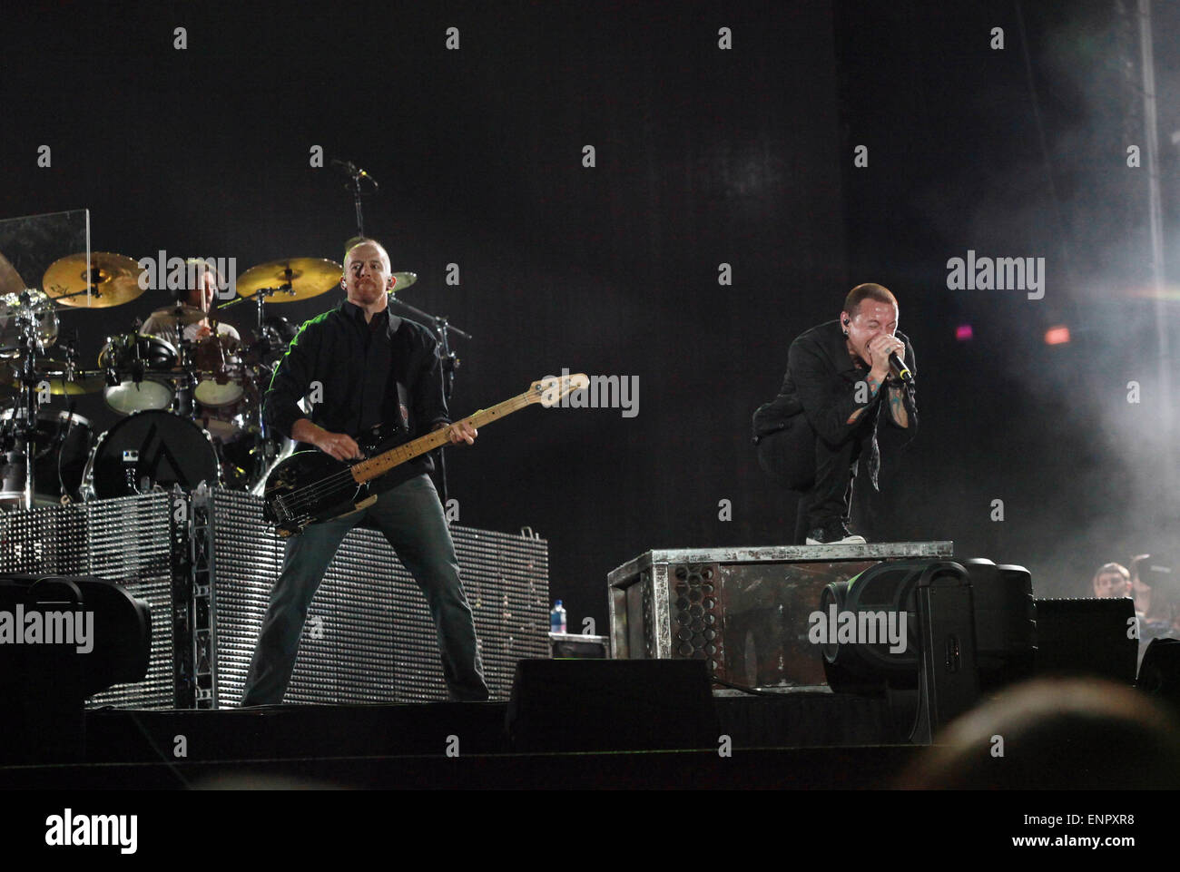 Las Vegas, Nevada, USA. Il 10 maggio, 2015. Linkin Park il cantante Chester Bennington e il bassista Dave Farrell eseguire sul palco principale del giorno 2 del Rock in Rio presso la città di roccia in Las Vegas, Nevada. Credito: Marcel Thomas/ZUMA filo/Alamy Live News Foto Stock