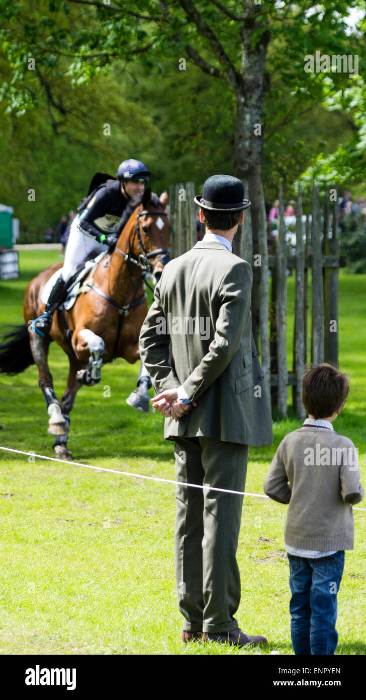 Badminton, UK. Il 9 maggio 2015. Uno steward presso il Cross Country stadio del Badminton Horse Trials 2015 garantisce la folla a non allontanarsi al corso. Credito: Steven H Jones/Alamy Live News Foto Stock