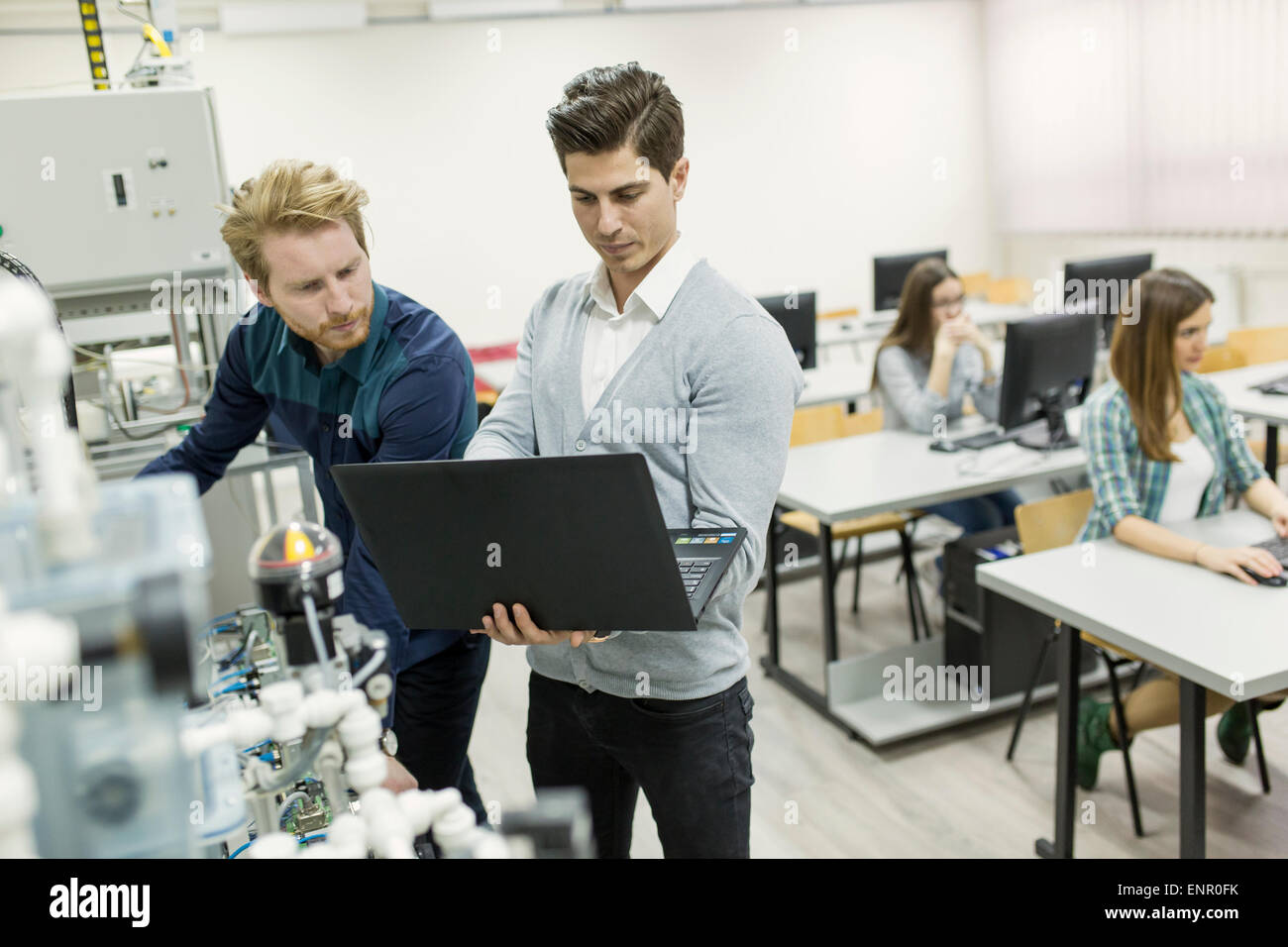 I giovani nella classe di robotica Foto Stock