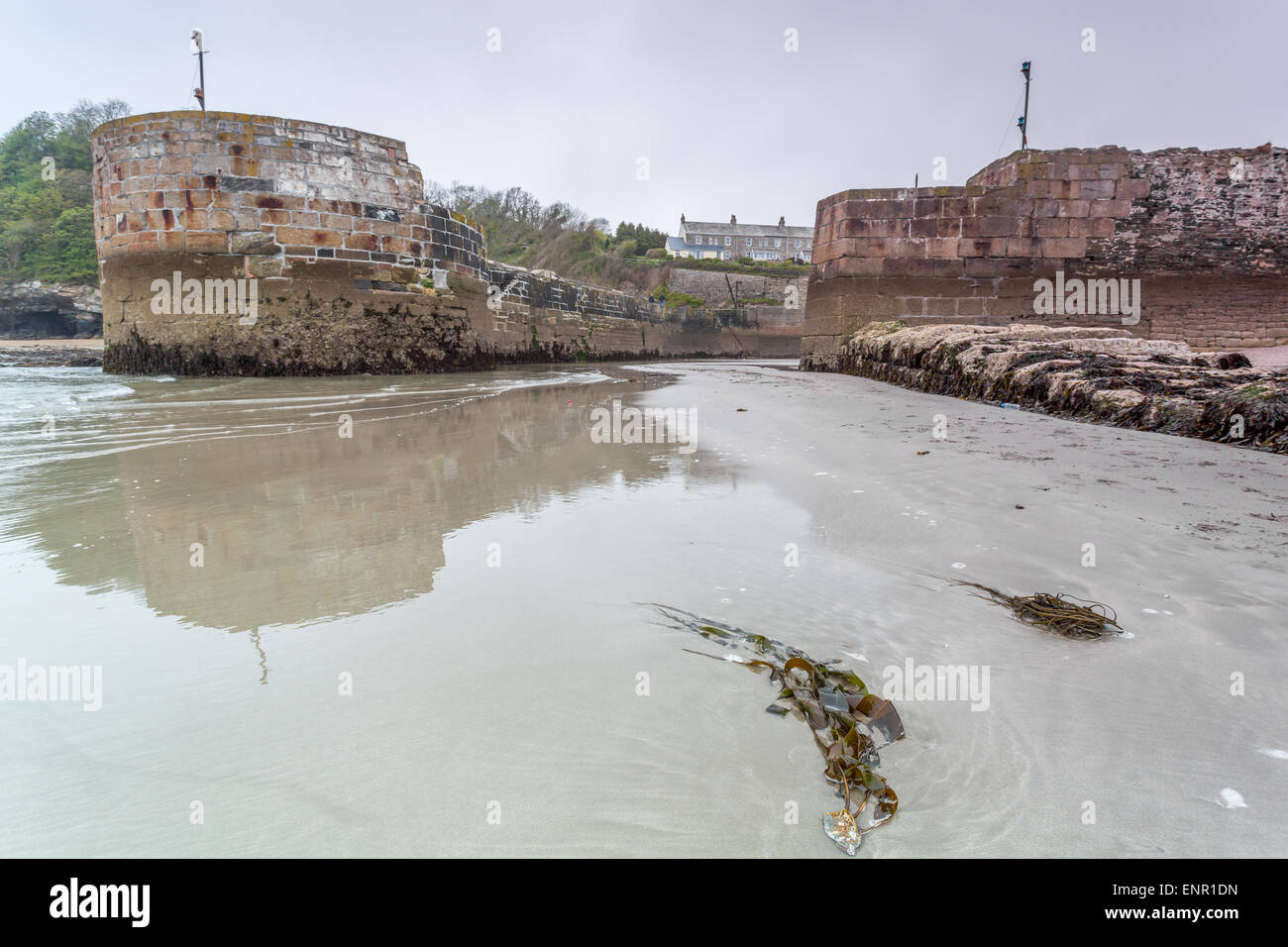 Charlestown Harbour in Cornwall Inghilterra England Regno Unito. Guardando verso l'alto dalla spiaggia. Foto Stock