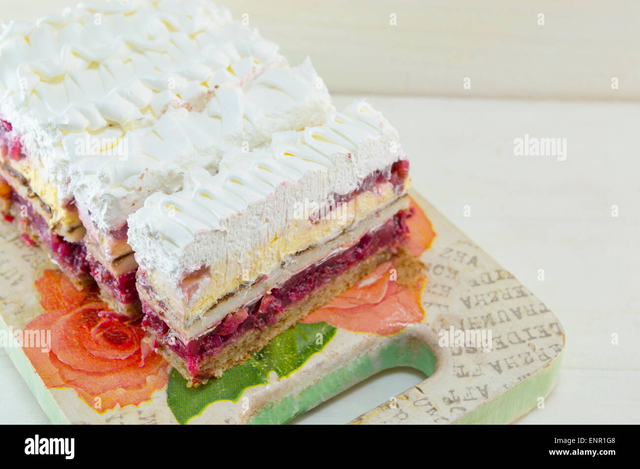 In casa la torta di fragole con panna montata servita su una piastra Foto Stock