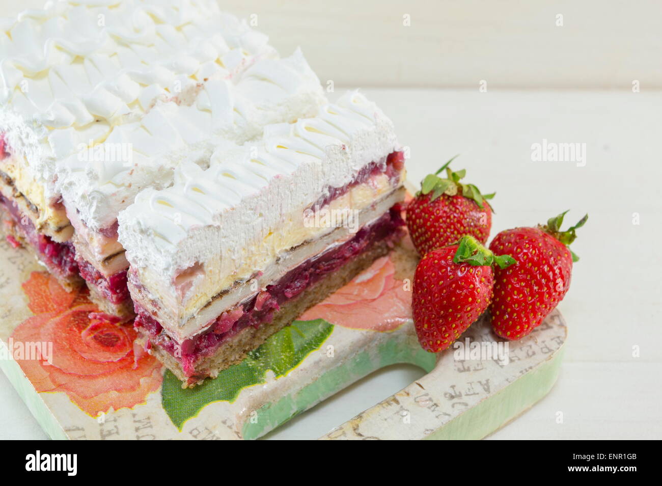 La torta di fragole con panna montata servita su una piastra Foto Stock