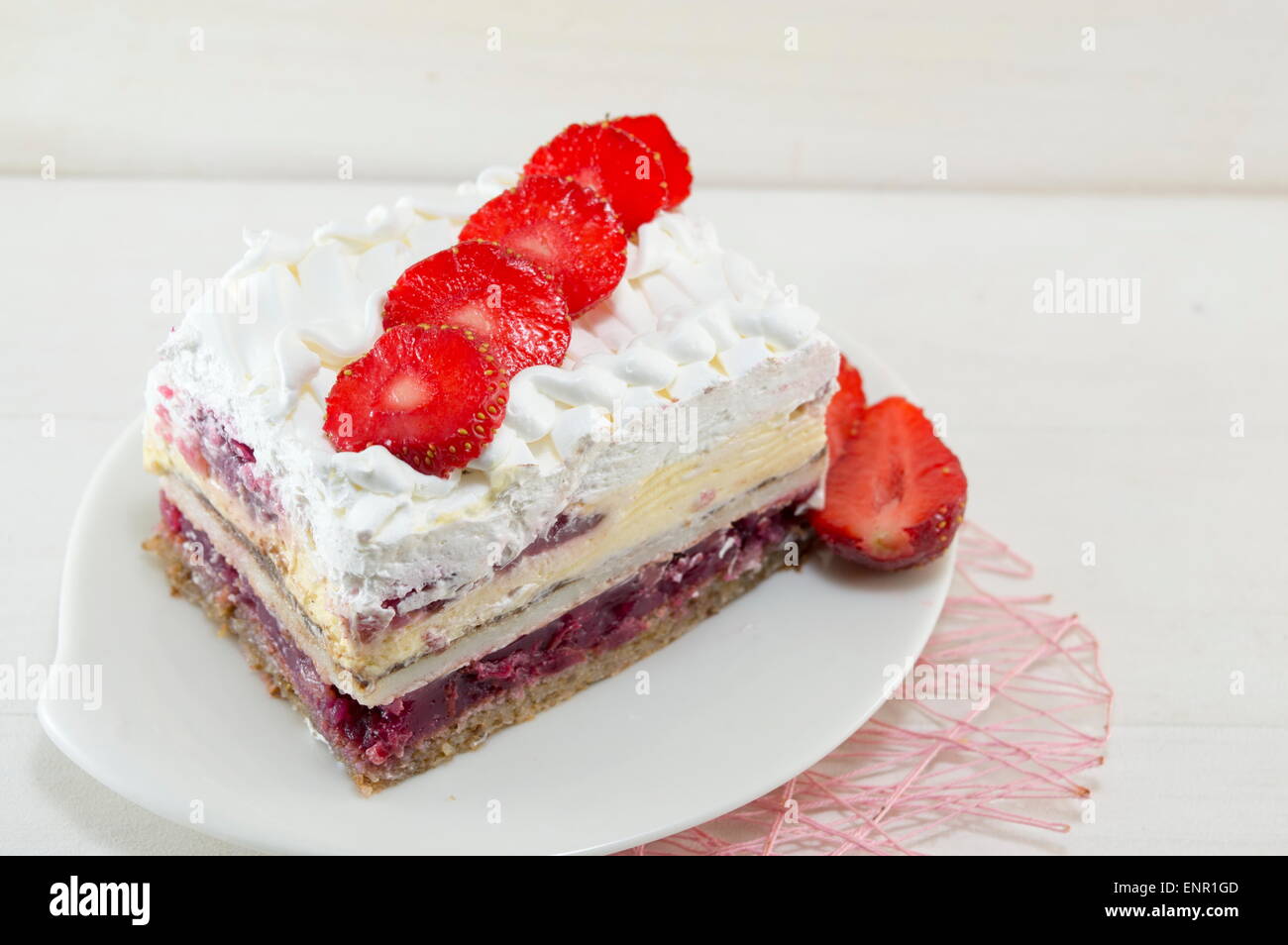 In casa la torta di fragole con panna montata servita su una piastra Foto Stock