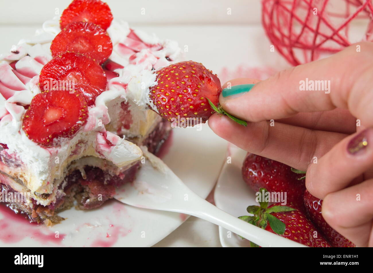 In casa la torta di fragole con panna montata servita su una piastra Foto Stock