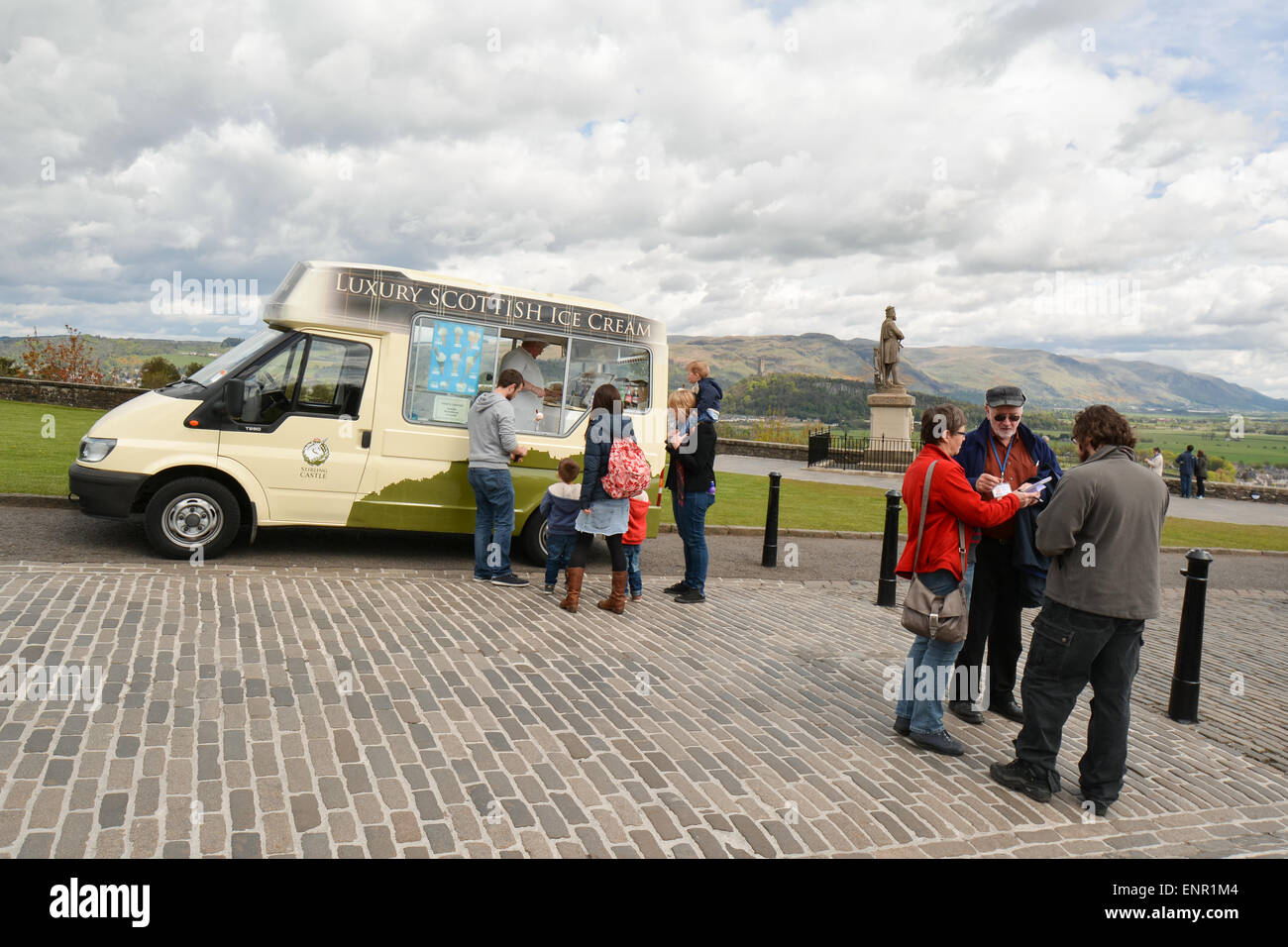 Ice Cream van e turisti al di fuori del Castello di Stirling con Robert the Bruce statua e Wallace Monument dietro Foto Stock