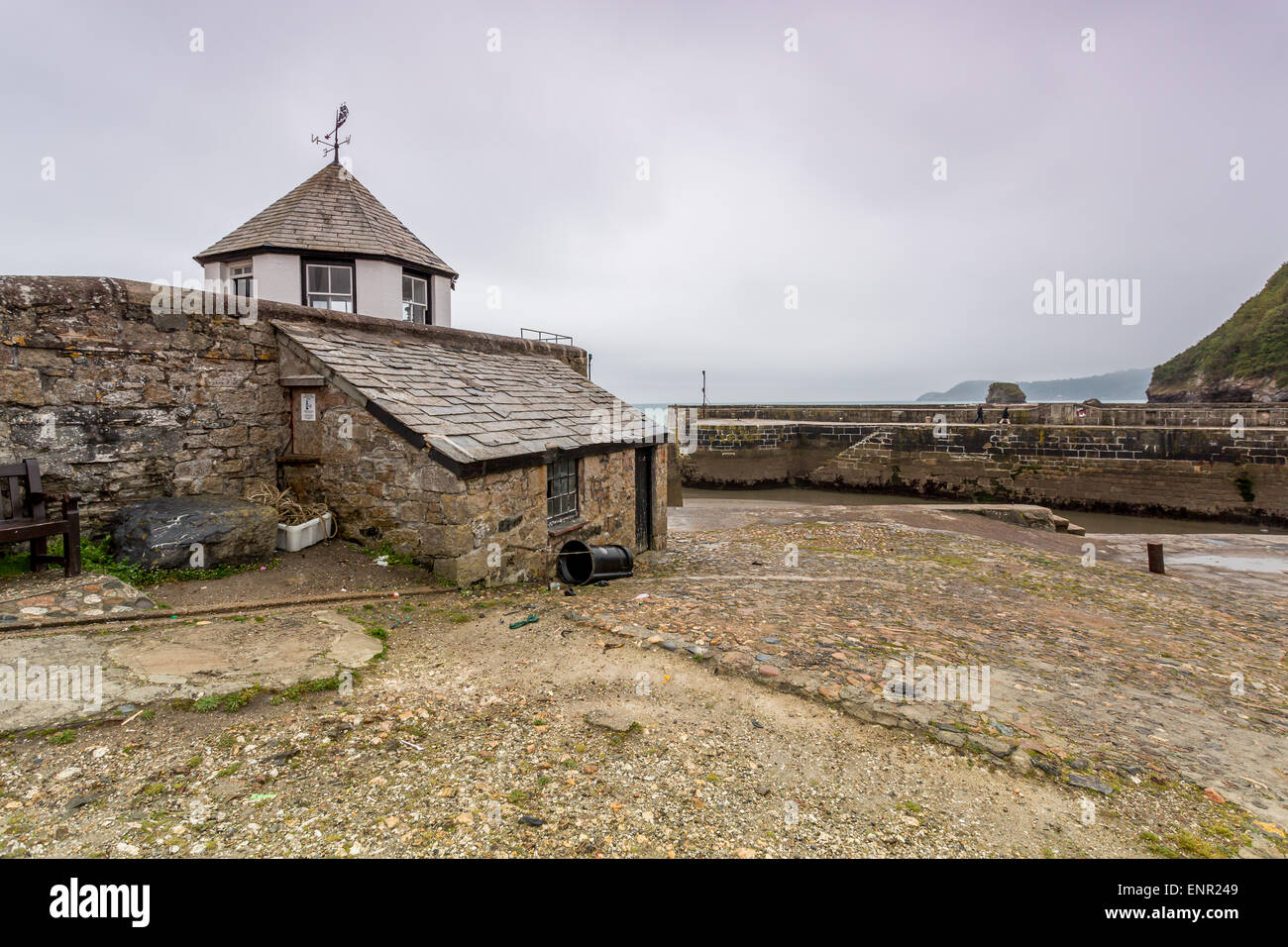 Charlestown Harbour con piccoli e bianchi lookout in Cornwall Inghilterra Regno Unito Foto Stock