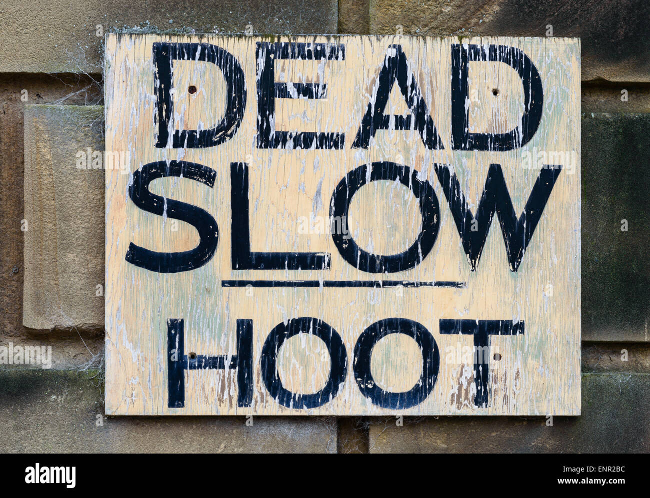 Un cartello con la dicitura 'Dead lento, hoot' a Chatsworth House, Bakewell, in Inghilterra il 14 aprile 2015. Foto Stock