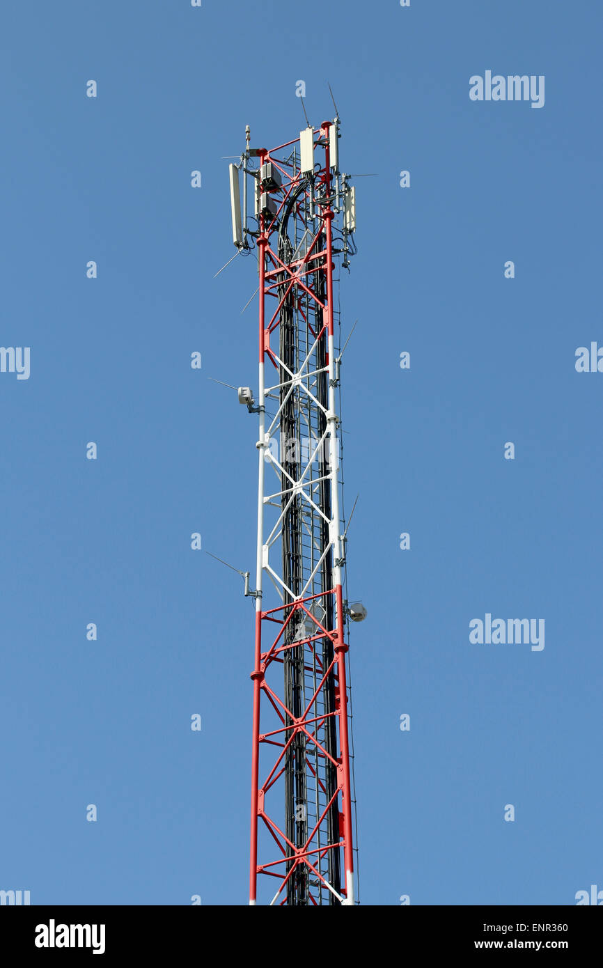 Telefono cellulare Antenna con cielo blu chiaro in background. Foto Stock