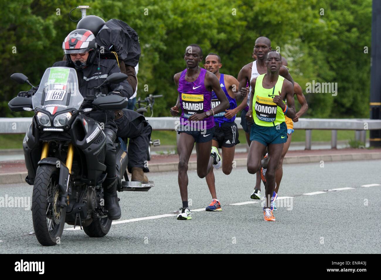 Manchester, Regno Unito. Il 10 maggio, 2015.guide leader nell'elite uomo gara , nel quale migliaia di partecipare e di essere spettatori. Stephen Sambu (Kenya) vince in 27.30minuti di credito: Giovanni friggitrice/Alamy Live News Foto Stock