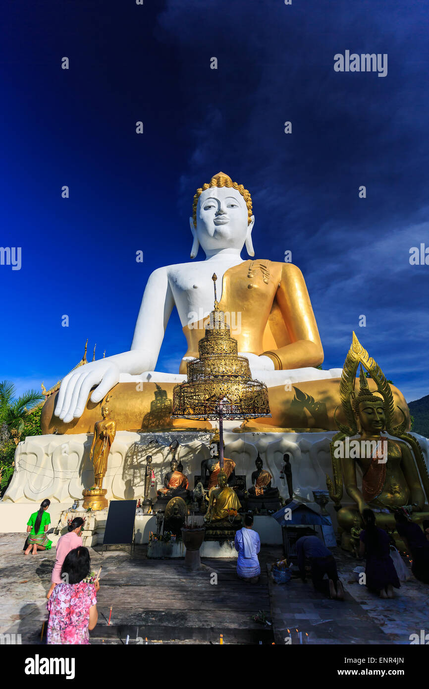 Udienza statua del Buddha con preghiere in Wat Phra That Doi Kham Tempio. Chiang Mai, Thailandia Foto Stock