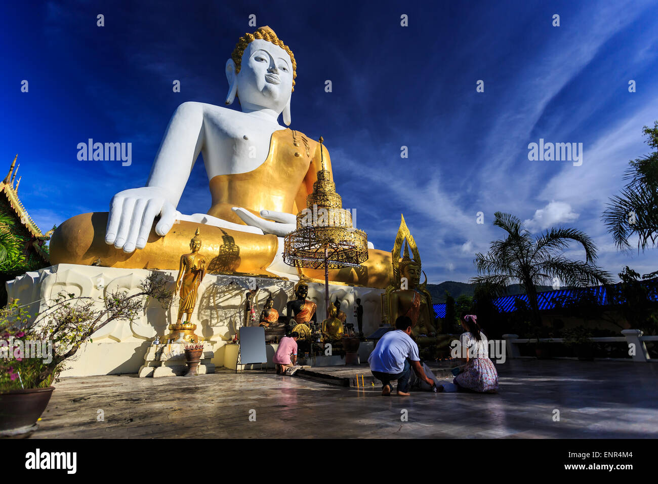 Udienza statua del Buddha con preghiere in Wat Phra That Doi Kham Tempio. Chiang Mai, Thailandia Foto Stock