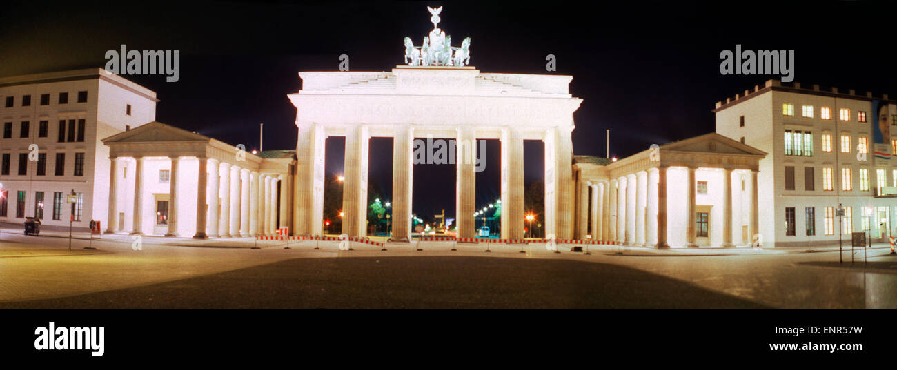 Ottobre 2002 - BERLINO: panorama della Porta di Brandeburgo dopo la sua ristrutturazione, Berlino. Foto Stock