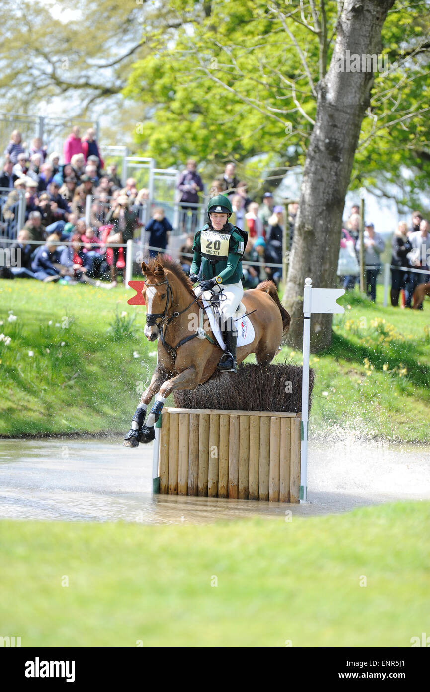 Badminton, nel Gloucestershire. 9 maggio 2015. Mitsubishi Motors Badminton Horse Trials 2015. Badminton, Inghilterra. Rolex Grand Slam evento e parte del FEI serie 4stella. I capi dal giorno 3 di 4 Clare Abbott (IRL) riding Euro Prince durante il Cross Country di credito fase: Julie Priestley/Alamy Live News Foto Stock