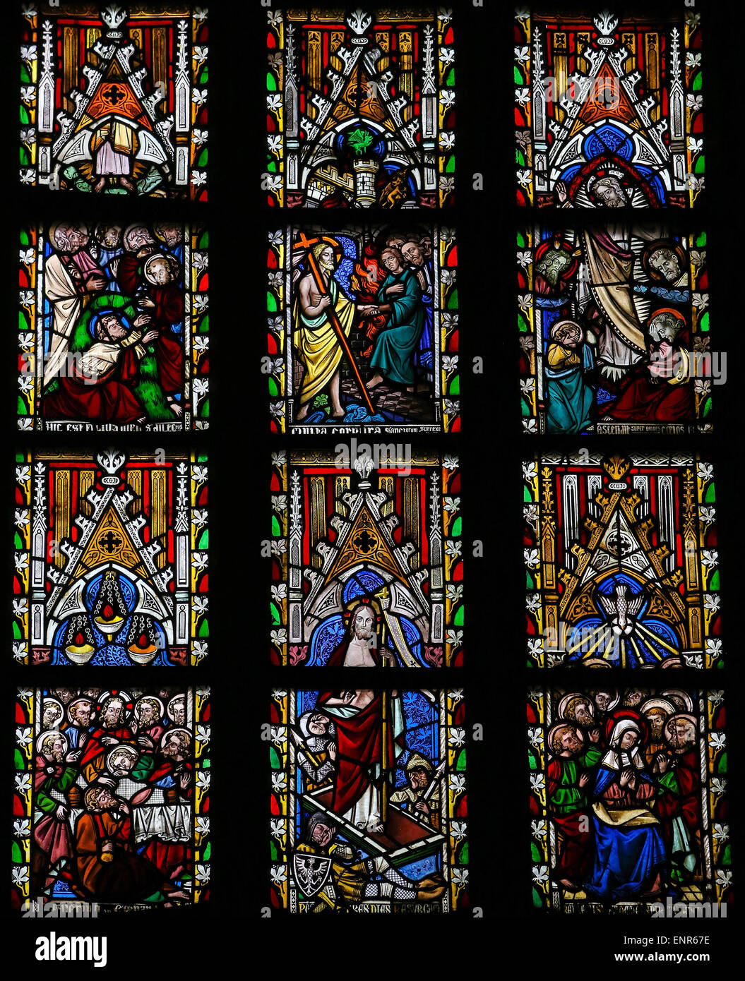 Le vetrate colorate raffiguranti scene della vita di Gesù Cristo nella cattedrale di Saint Truiden nel Limburgo, Belgio. Foto Stock