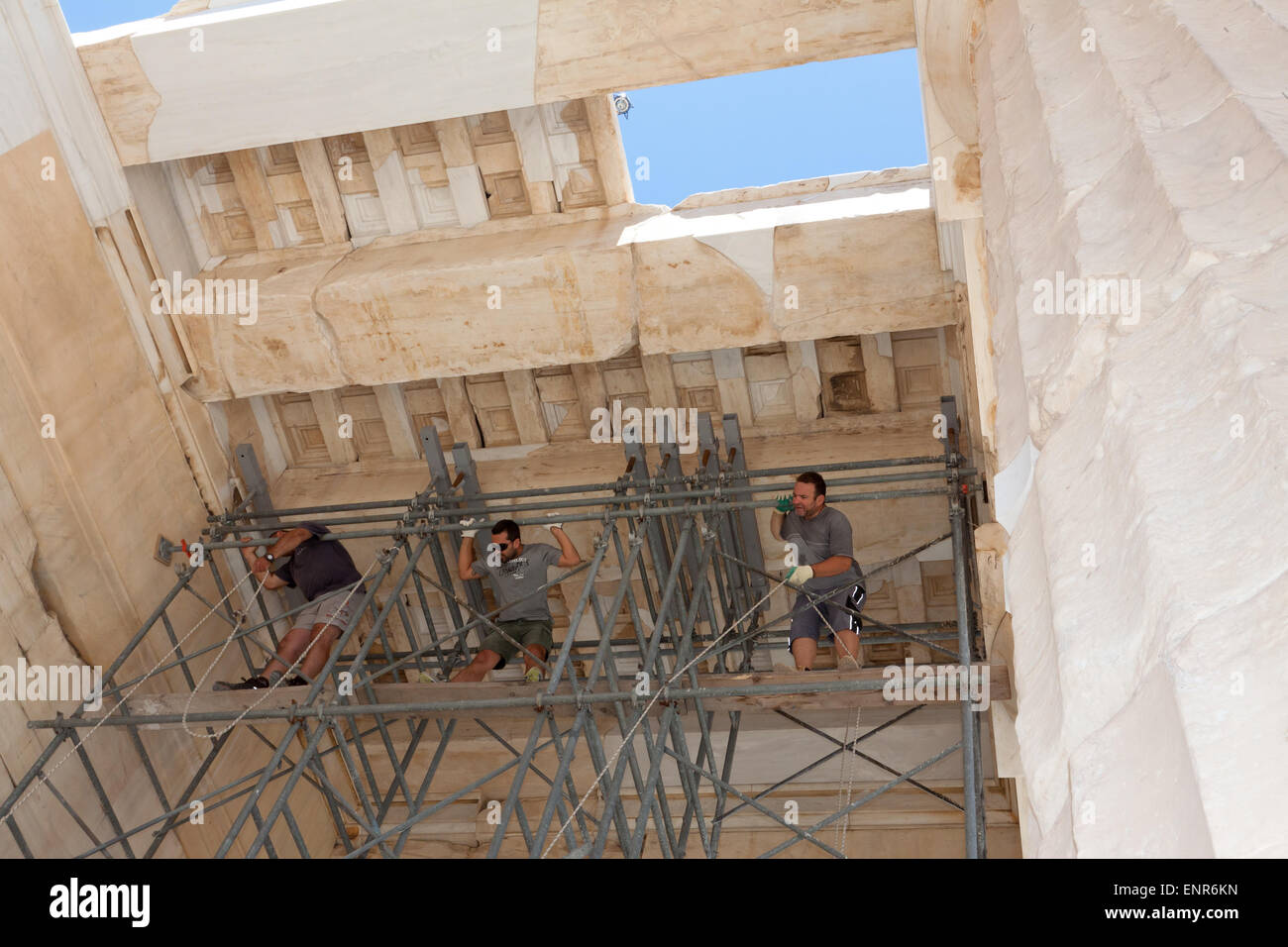 Restauratori sul ponteggio all'Acropoli di Atene Foto Stock
