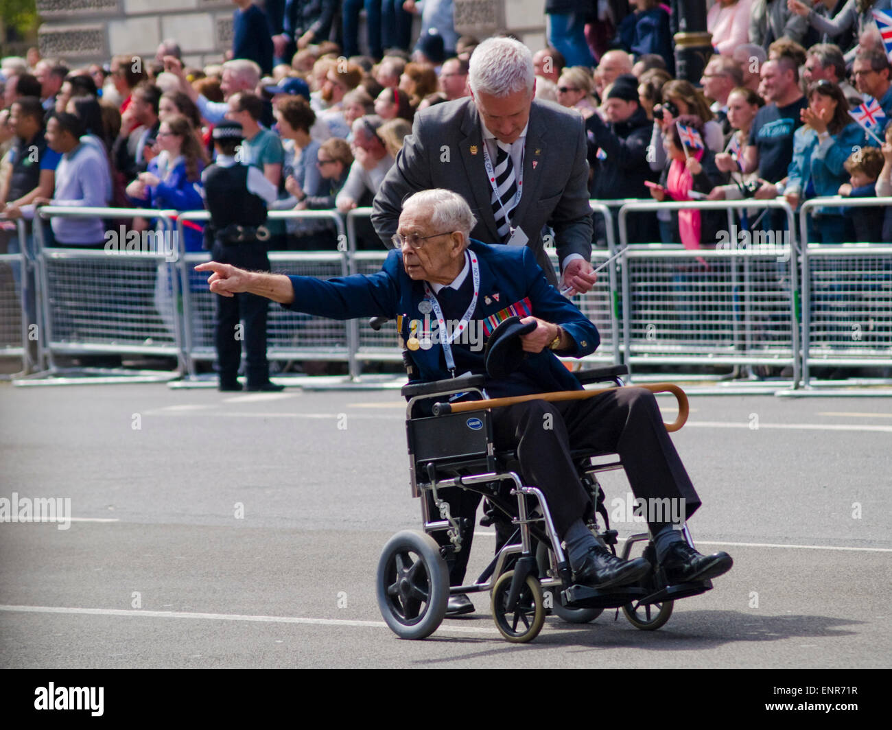 Londra. Il 10 maggio 2015. Un veterano di guerra di spot un volto familiare nella folla come egli fa la sua strada verso il basso Whitehall a seguito di un servizio per commemorare il settantesimo anniversario del giorno ve in Westminster Abbey. (C) Paolo Swinney/Alamy Live News Foto Stock