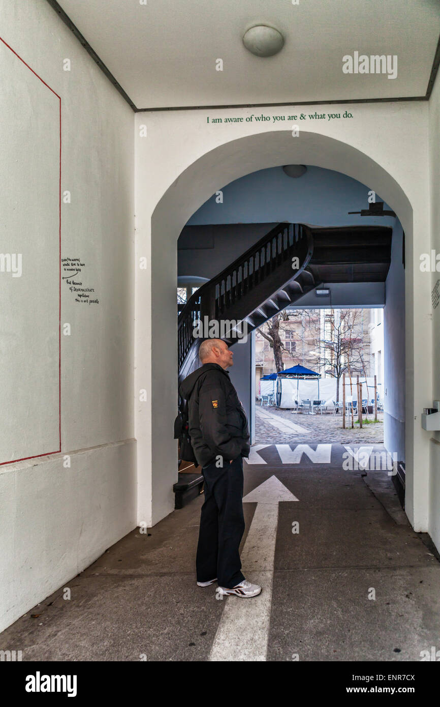 Senior man a ingresso di KW Institute of Contemporary Arts Building , Auguststrasse, Mitte di Berlino Foto Stock