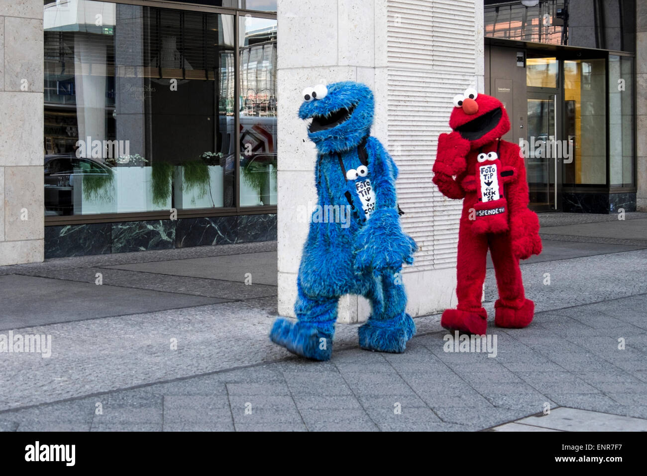 Due persone rivestita in rosso e blu cartoon peloso costumi con tasche per suggerimenti, Berlino Foto Stock