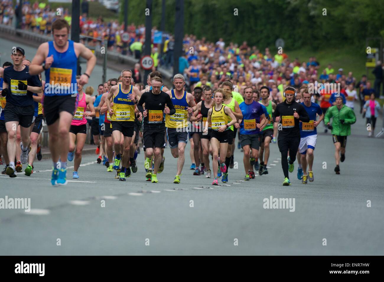 Manchester, Regno Unito. Il 10 maggio, 2015. Migliaia di corridori prendere parte al grande Manchester eseguire oggi. Credito: Giovanni friggitrice/Alamy Live News Foto Stock