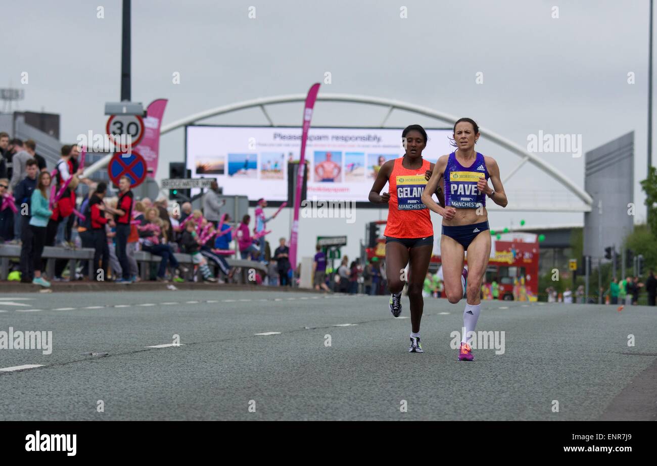 Manchester, Regno Unito. Il 10 maggio, 2015. Jo Pavey (Exeter Harriers) conduce Tiki Gelana (Etiopia), ma il Tiki si impadronisce di lei per terminare ottavo in 33,12 minuti, con Jo decimo in 33. Credito: Giovanni friggitrice/Alamy Live News Foto Stock