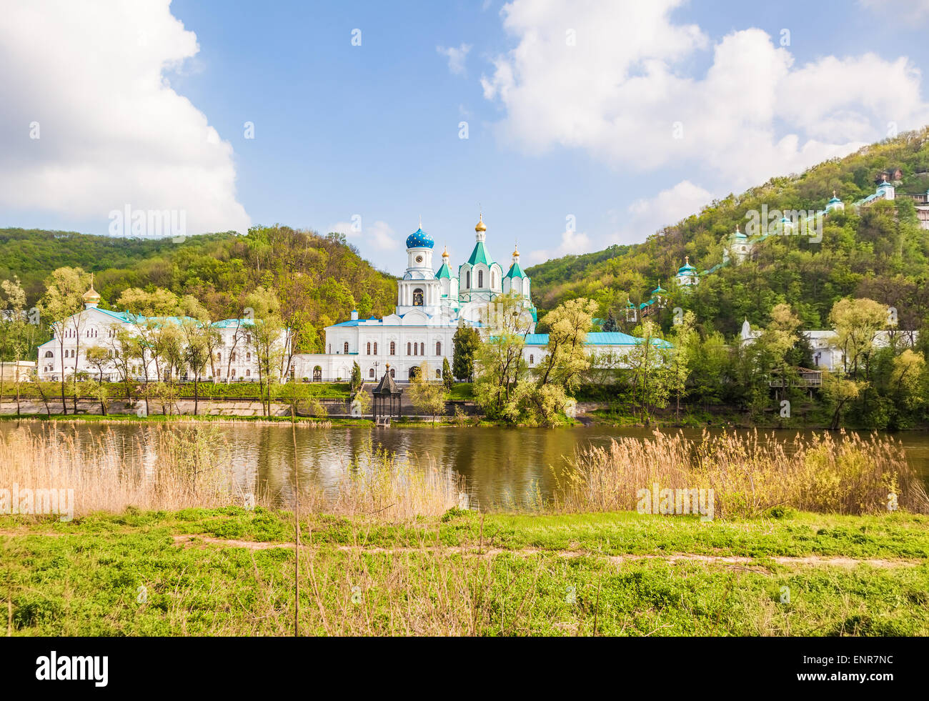 Monastero di Svyatogorsk paesaggio di boschi sulle rive del fiume Foto Stock