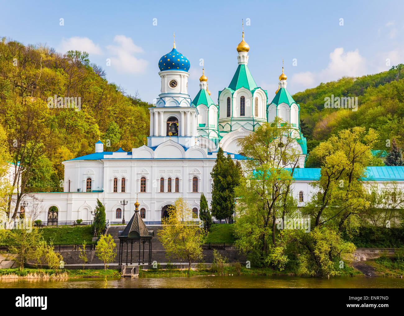 Paesaggio chiesa ortodossa nei boschi lungo il fiume Foto Stock