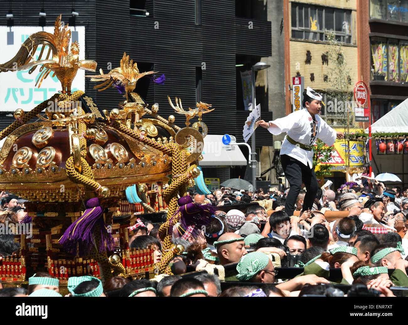 Tokyo, Giappone. Il 10 maggio, 2015. Decine di migliaia di spettatori guarda una processione di 100 santuari portatili portati sulle spalle di alcuni 300 portatori durante Kanda Matsuri, uno dei tre grandi festival Shinto di Tokyo domenica, 10 maggio 2015. La spettacolare Parata dei santuari portatili quest'anno celebra il quattrocentesimo anniversario dello stabilimento di Kanda Myojin sacrario scintoista alla posizione corrente nel cuore della capitale della nazione. Credito: Natsuki Sakai/AFLO/Alamy Live News Foto Stock