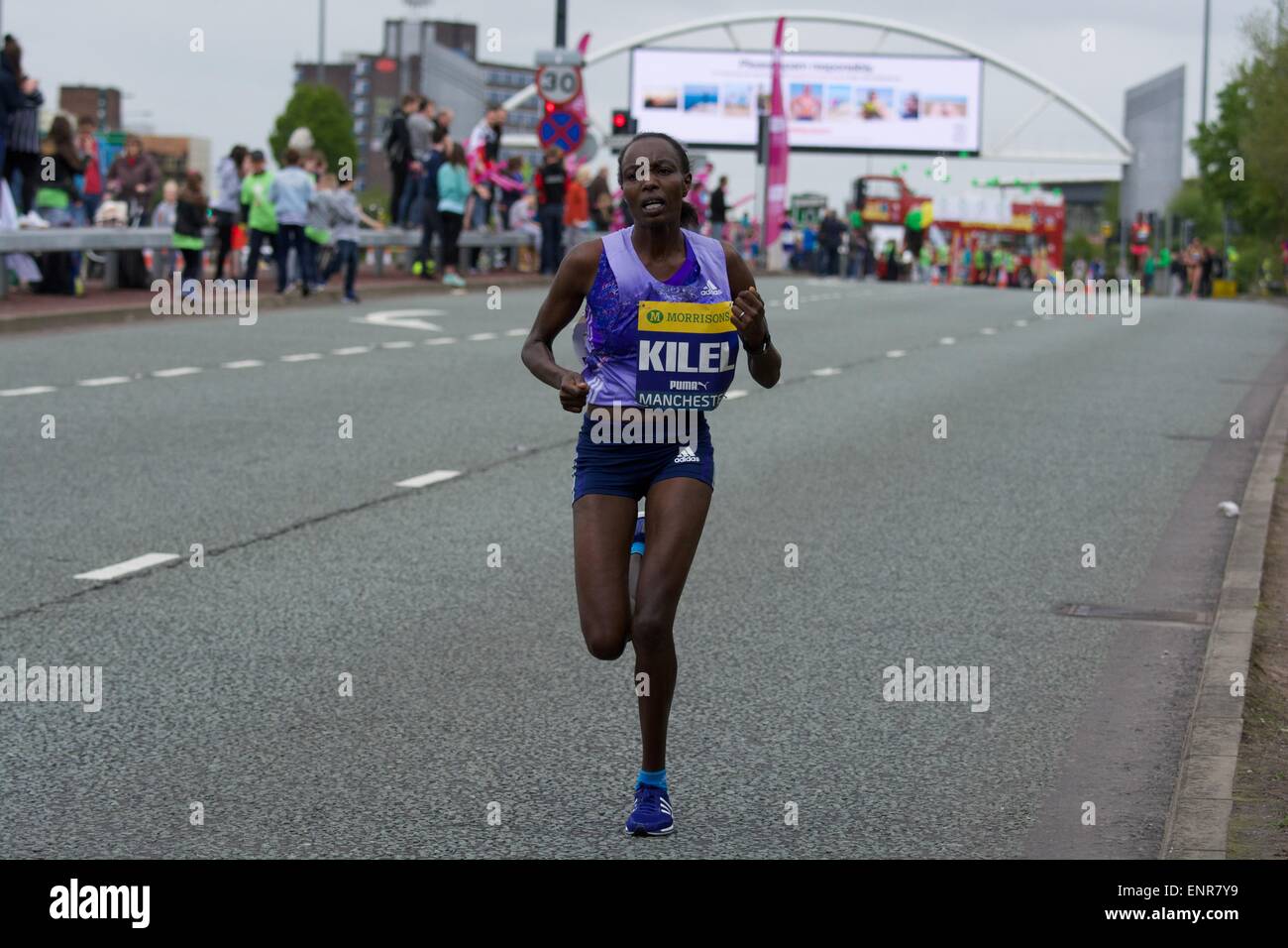 Manchester, Regno Unito. Il 10 maggio, 2015. Caroline Kilel (Kenya) finiture Finiture 4a 32.218in minuti. Migliaia di corridori prendere parte al grande Manchester eseguire oggi. Credito: Giovanni friggitrice/Alamy Live News Foto Stock