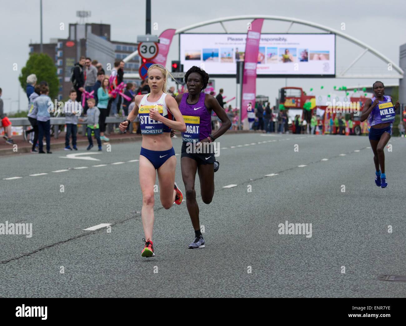 Manchester, Regno Unito. Il 10 maggio, 2015. Gemma di acciaio (Charnwood AC) tiene fuori Edna Kiplagat (Kenya) per terminare la seconda in 31.55 min. Kiplagat termina terzo in 31.57 min. Migliaia di corridori prendere parte al grande Manchester eseguire oggi. Credito: Giovanni friggitrice/Alamy Live News Foto Stock