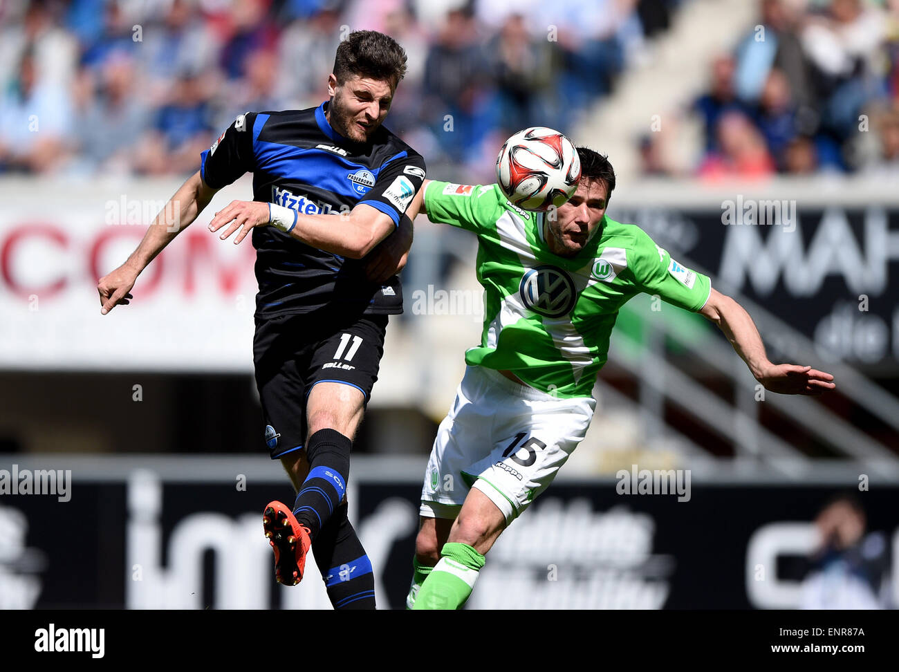 Paderborn, Germania. Il 10 maggio, 2015. Paderborn's Moritz Stoppelkamp (L) e Wolfsburgs Traesch cristiana si contendono la palla durante la Bundesliga tedesca partita di calcio tra SC Paderborn e VfL Wolfsburg in Benteler Arena a Paderborn, Germania, 10 maggio 2015. Foto: JONAS GUETTLER/dpa (EMBARGO CONDIZIONI - attenzione - a causa di accreditamento orientamenti il DFL consente solo la pubblicazione e utilizzazione di fino a 15 immagini per corrispondenza su internet e nei contenuti multimediali in linea durante il match)/dpa/Alamy Live News Foto Stock