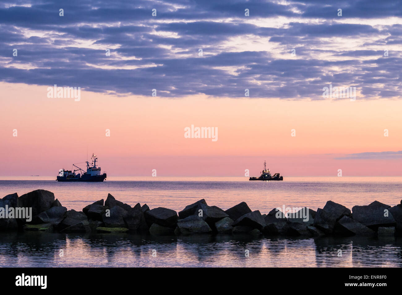 Navi e il tramonto sulla riva del Mar Baltico Foto Stock