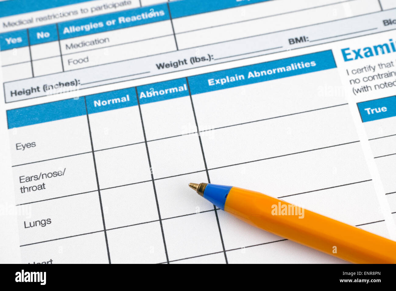 Pagina della storia di salute formano con pre-partecipazione informazioni fisiche con penna a sfera sulla pagina. Foto Stock