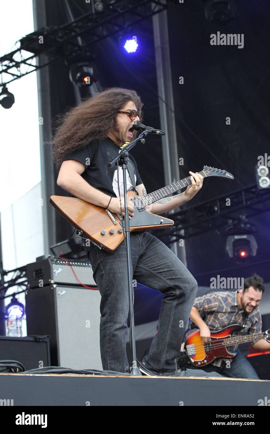 Las Vegas, NV, Stati Uniti d'America. 9 maggio 2015. Claudio Sanchez dei Coheed e Cambria sul palco di Rock in Rio USA 2015 - SAT, città di roccia, Las Vegas, nanovolt Maggio 9, 2015. Credito: James Atoa/Everett raccolta/Alamy Live News Foto Stock