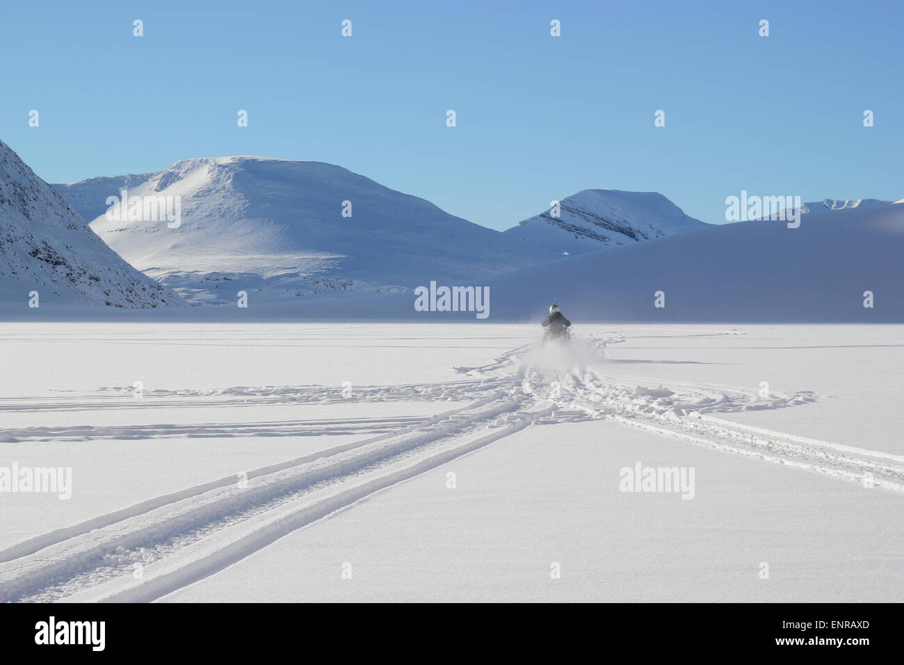 Il pilota di motoslitte su un lago ghiacciato, Finndalsvatnet, Norvegia Foto Stock