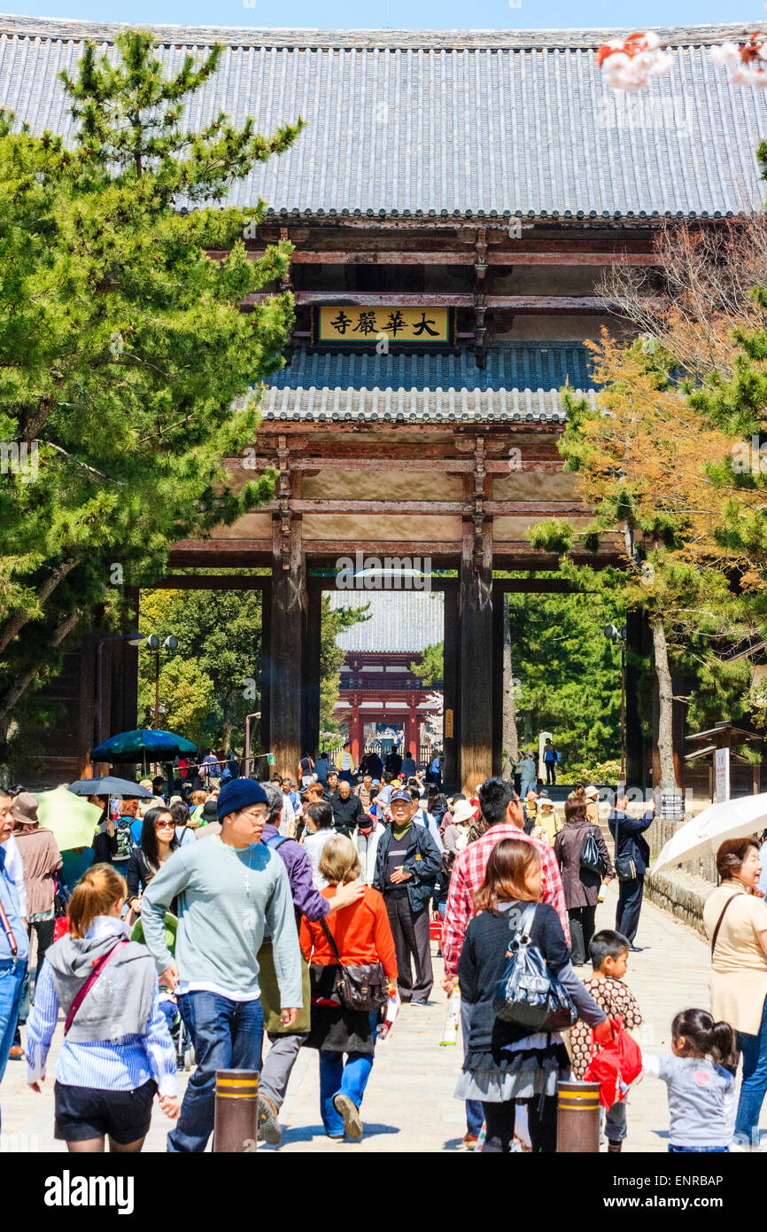 Il massiccio Nandai mon in legno, la Grande porta del Sud, al tempio Todai-ji a Nara, Giappone. Sole luminoso, cielo blu e turisti in visita. Foto Stock