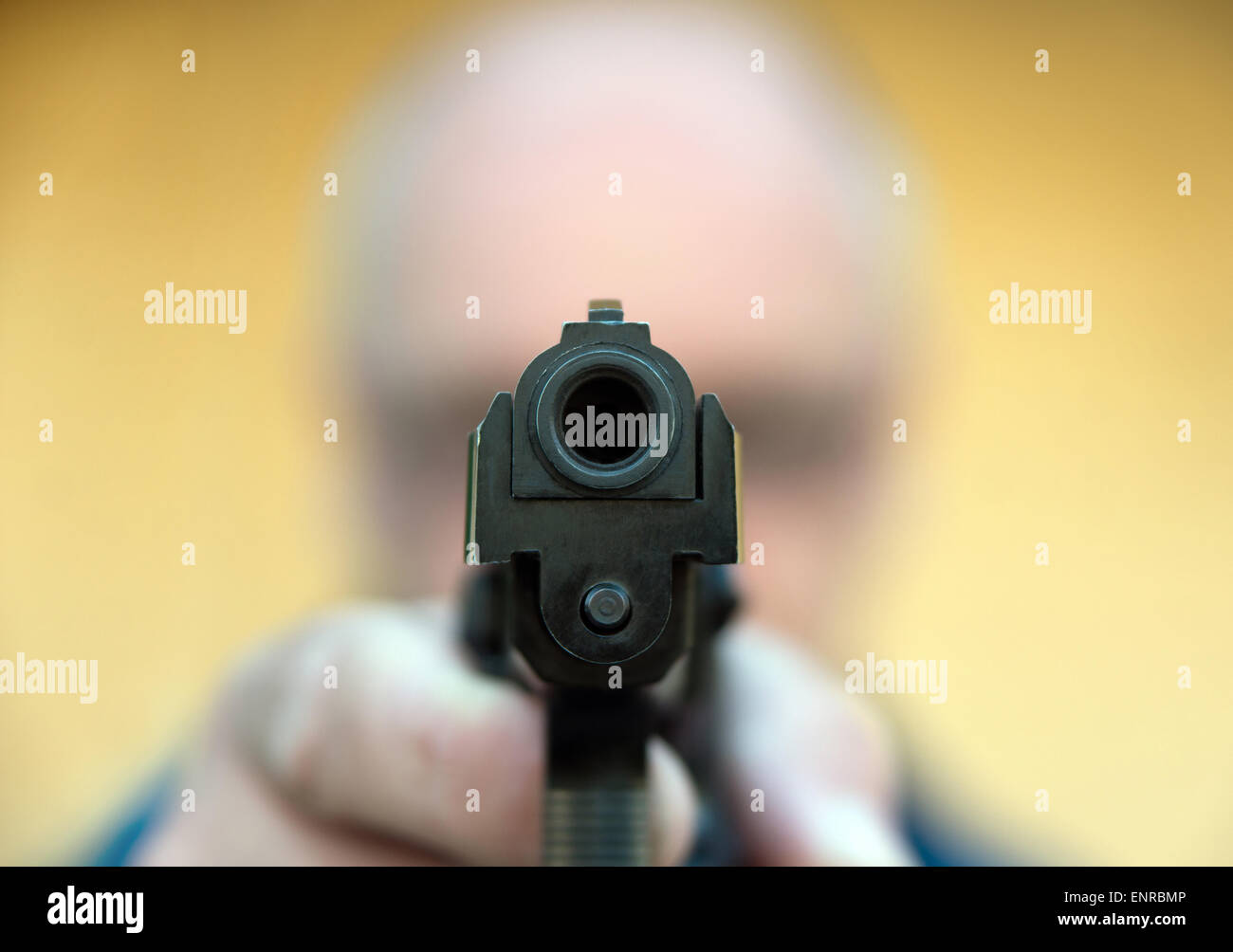 Anonimo uomo pistola di puntamento al visualizzatore Foto Stock
