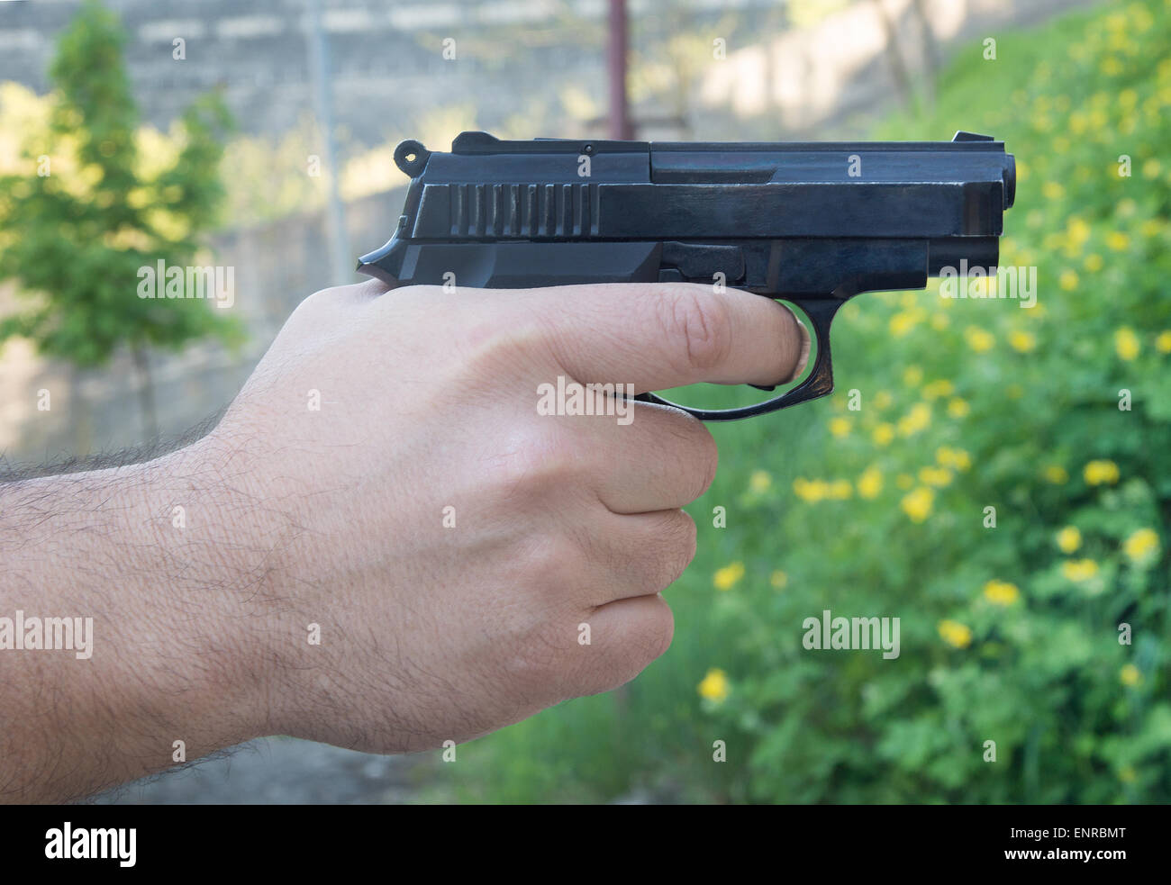 Dettaglio del mans mano azienda pistola automatica Foto Stock