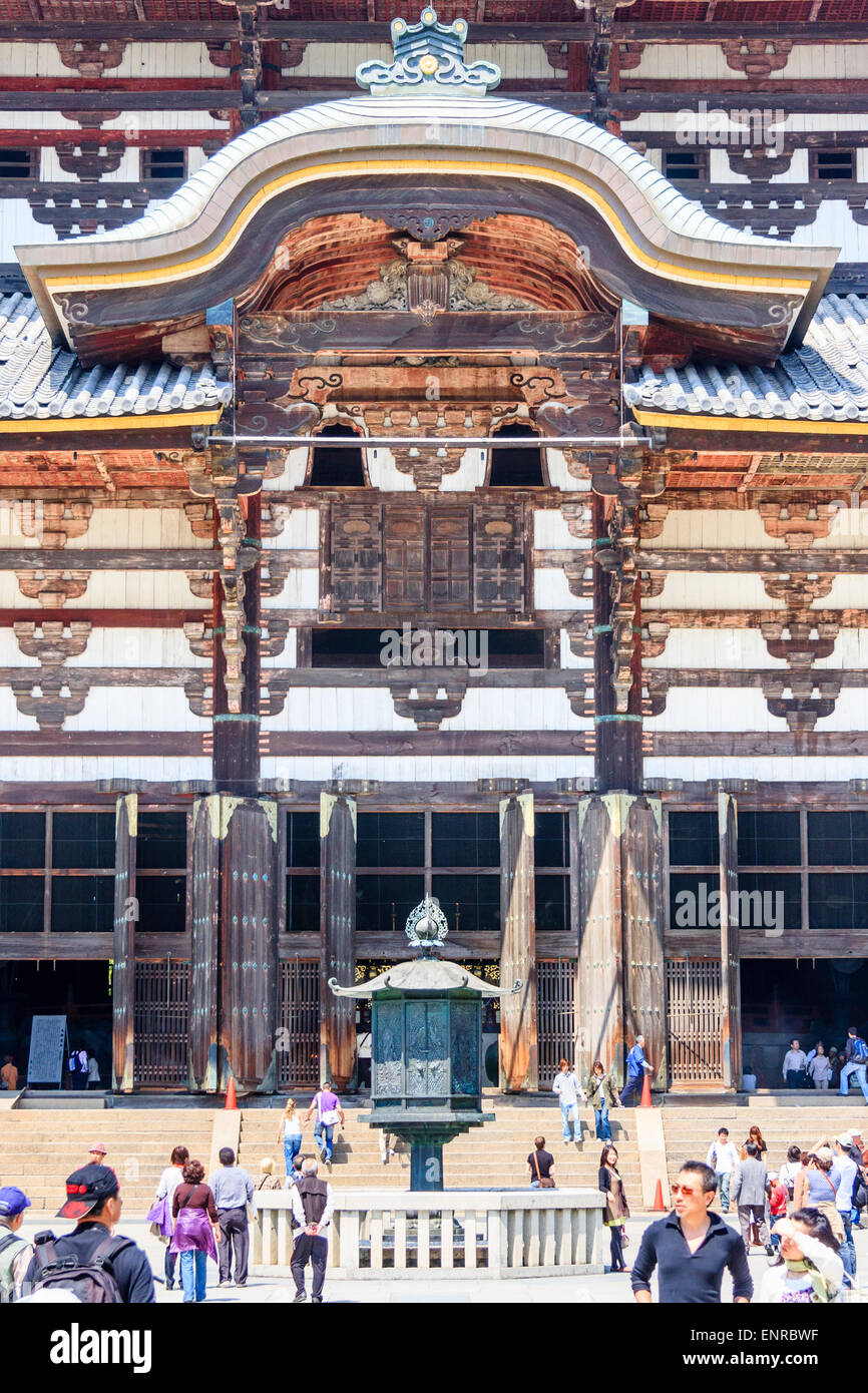 Tempio Todai-ji a Nara, Giappone. Colpo di prospettiva compresso della parte anteriore di Daibutsu-den, sala, mostrando le porte massicce e gable sopra l'ingresso principale. Foto Stock