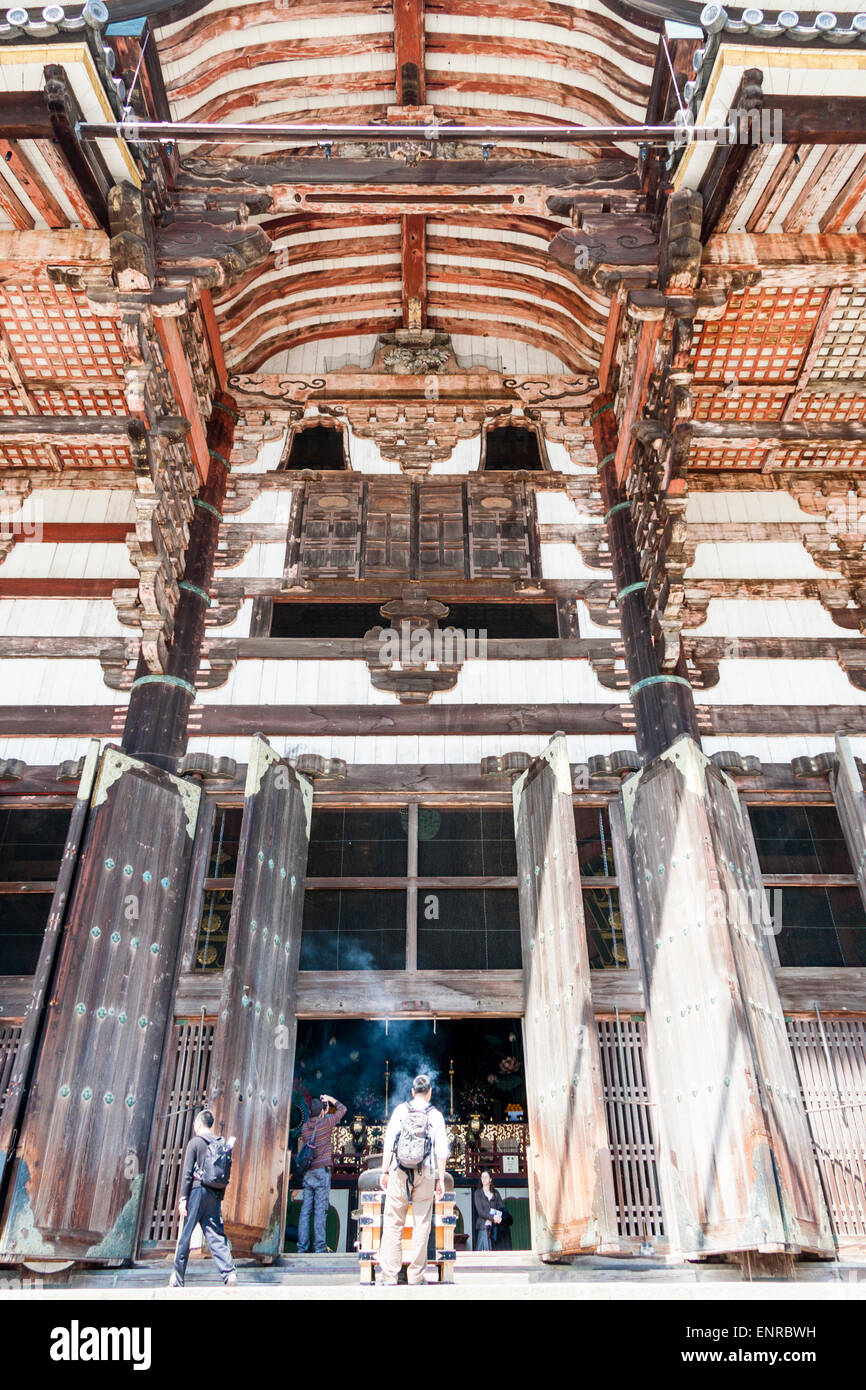 Tempio Todai-ji a Nara, Giappone. Colpo di prospettiva compresso della parte anteriore di Daibutsu-den, sala, mostrando le porte massicce e gable sopra l'ingresso principale. Foto Stock