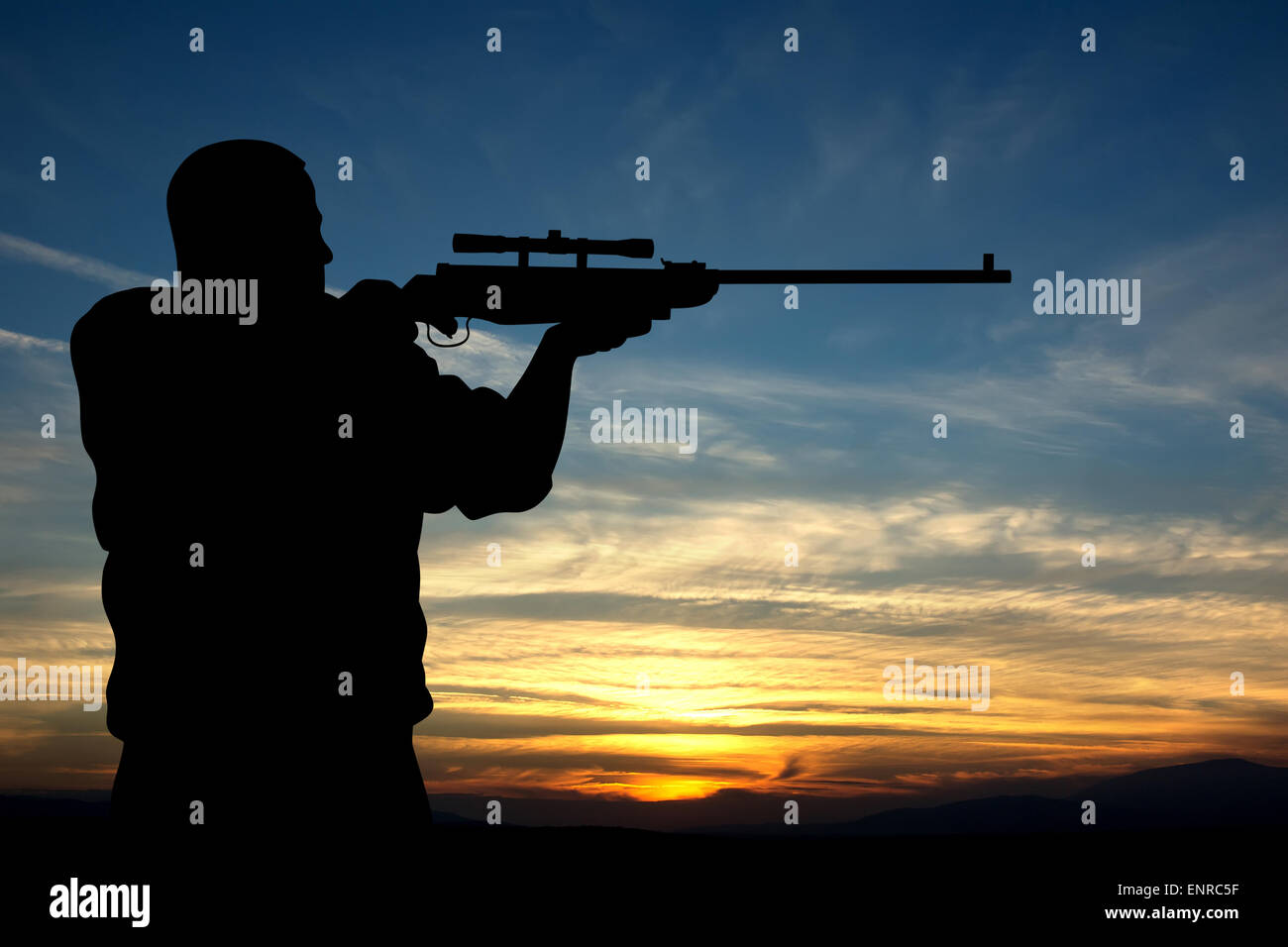 Illustrazione di hunter silhouette su sfondo al tramonto Foto Stock