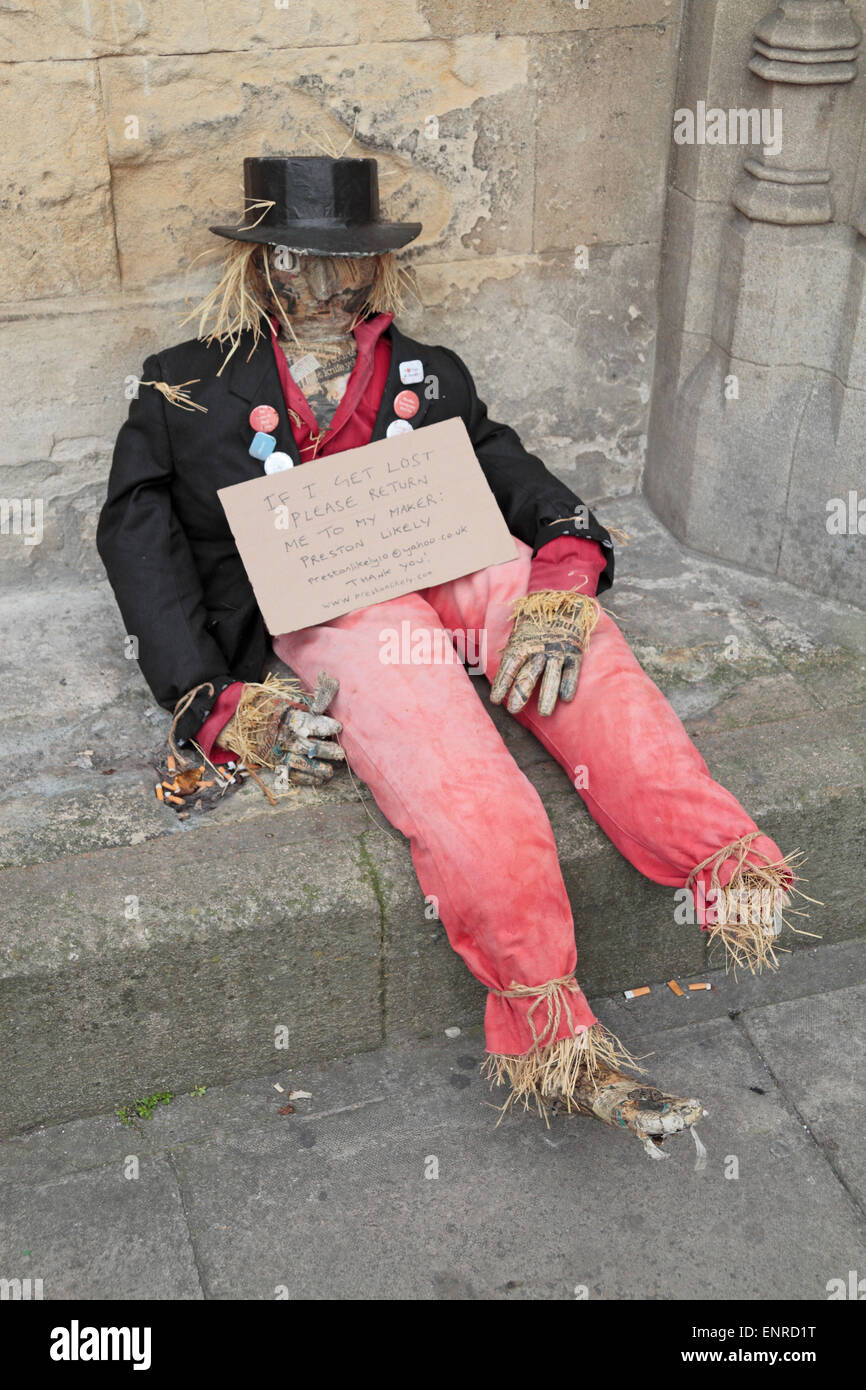 Una carità spaventapasseri che si trova sul lato di una pavimentazione in Oxford, Oxfordshire, Regno Unito. Foto Stock