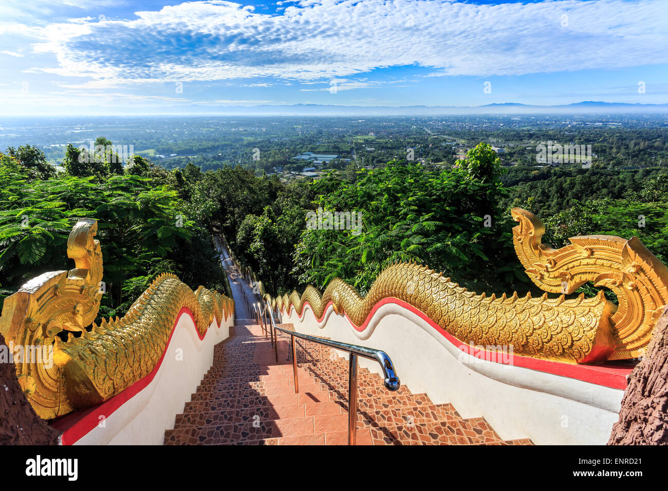 Golden Naka statua sulla scalinata balaustrata al Wat Phra That Doi Kham. Tempio in Chiang Mai Thailandia Foto Stock