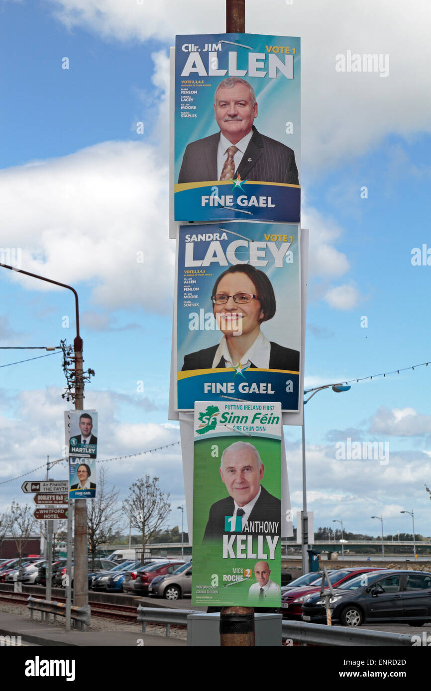Manifesto elettorale su un posto lampada a Wexford Town, contea di Wexford, Eire, una vista comune nelle città irlandesi durante le elezioni. (Maggio 2014) Foto Stock