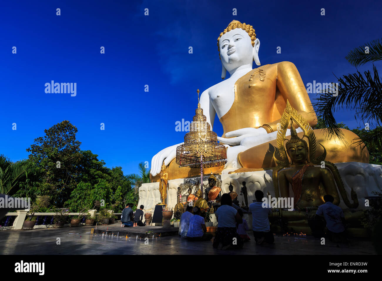 Udienza statua del Buddha con preghiere in Wat Phra That Doi Kham Tempio. Chiang Mai, Thailandia Foto Stock