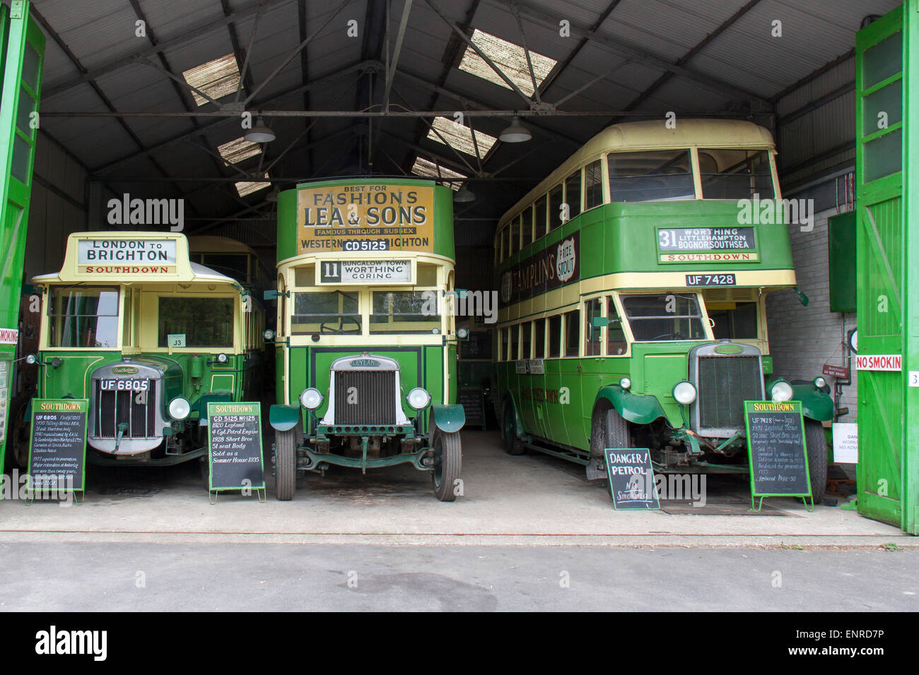 Una serie di conserve di vintage autobus in Amberley Working Museum in West Sussex. Foto Stock