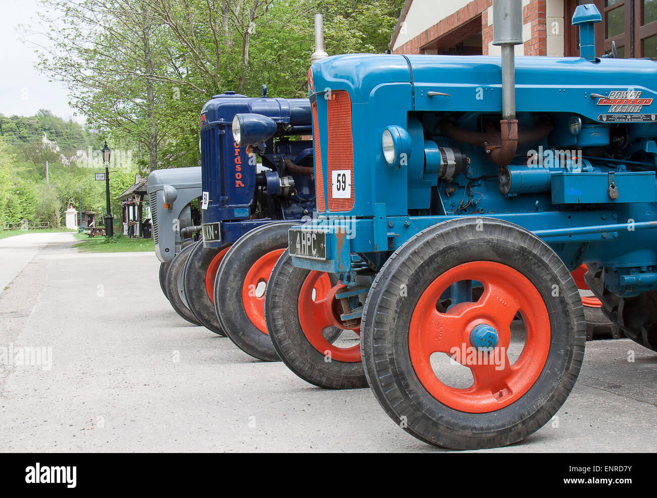 Una linea di vecchi trattori sul display del Amberley Working Museum in West Sussex Foto Stock