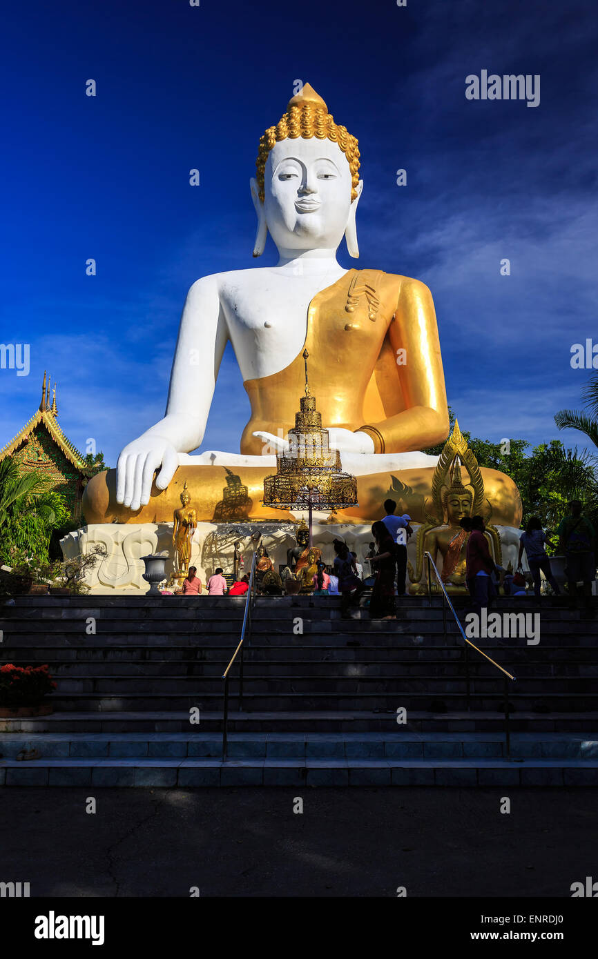 Udienza statua del Buddha con preghiere in Wat Phra That Doi Kham Tempio. Chiang Mai, Thailandia Foto Stock