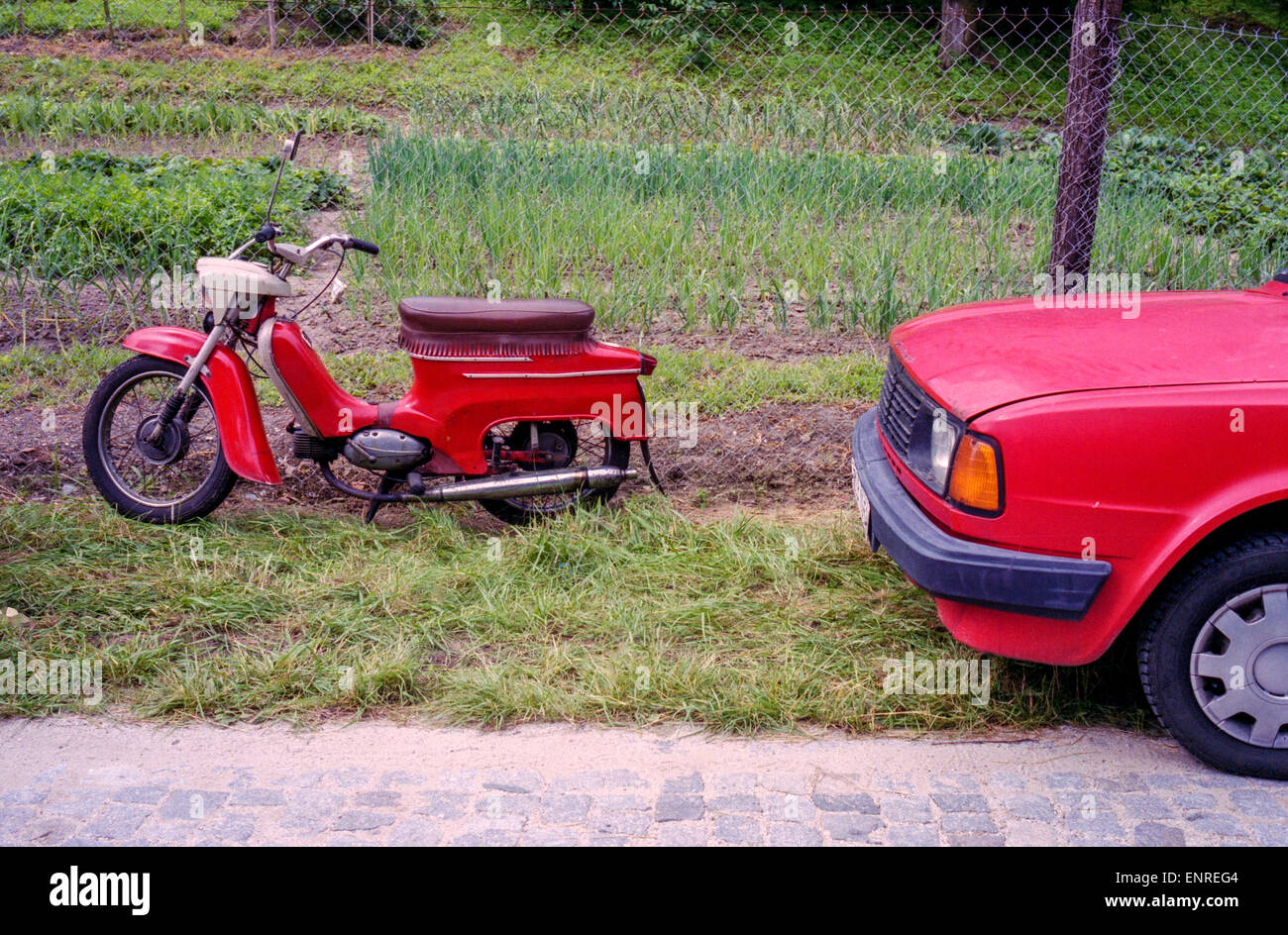 Cecoslovacchia anni '70 prodotti cechi, marchi Jawa 21 moto e auto Skoda 120 Foto Stock