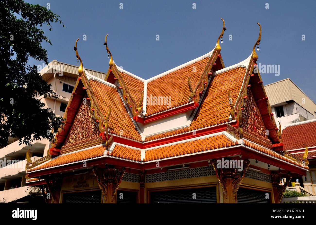 Bangkok, Thailandia: Tradizionale Sala Tailandese con orange tetti di tegole e chofahs dorato al Wat Chaichana Songkhram Foto Stock