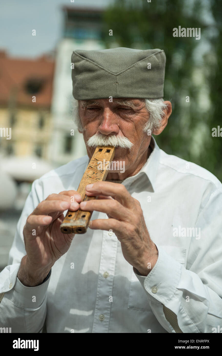 Un vecchio musicista sulla strada Foto Stock